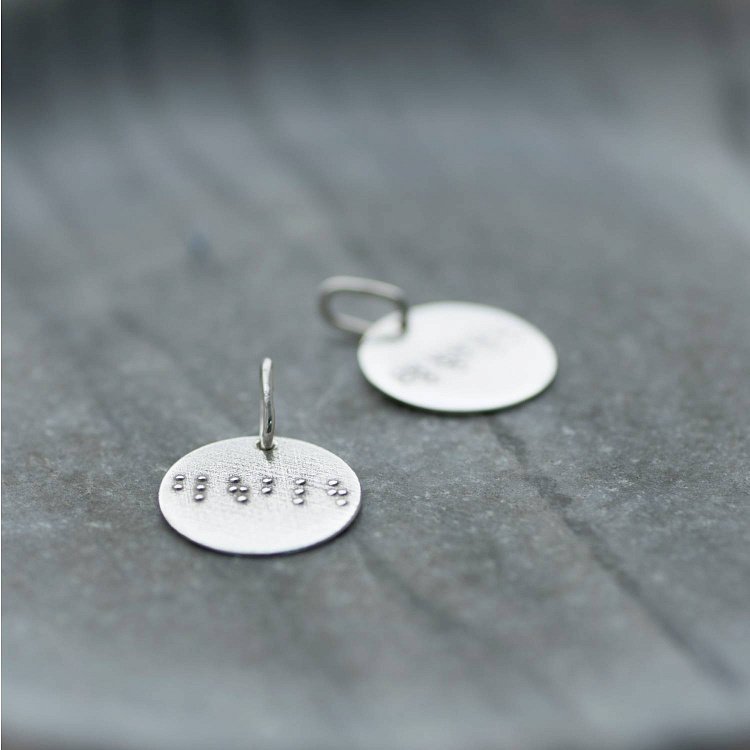 Срібний кулон з індивідуальним гравіюванням шрифтом Брайля (17 мм) 132722br від ювелірного магазину Онікс - 4