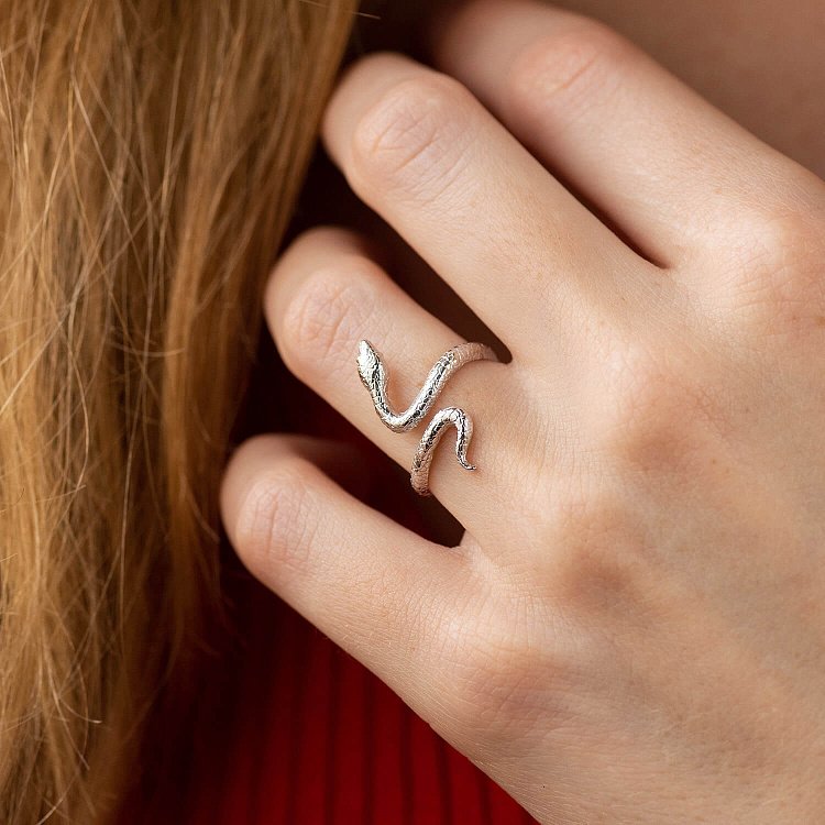 Кольцо "Змея" в белом золоте к07995 от ювелирного магазина Оникс - 1