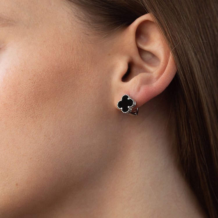 Серебряные серьги "Клевер" с ониксом 121591 от ювелирного магазина Оникс - 1