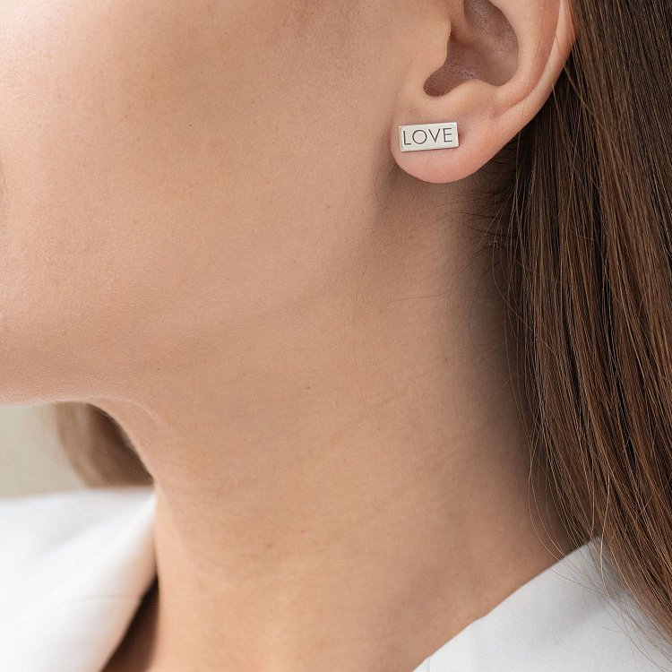 Срібні сережки - пусети "Love" 122868love від ювелірного магазину Онікс - 1