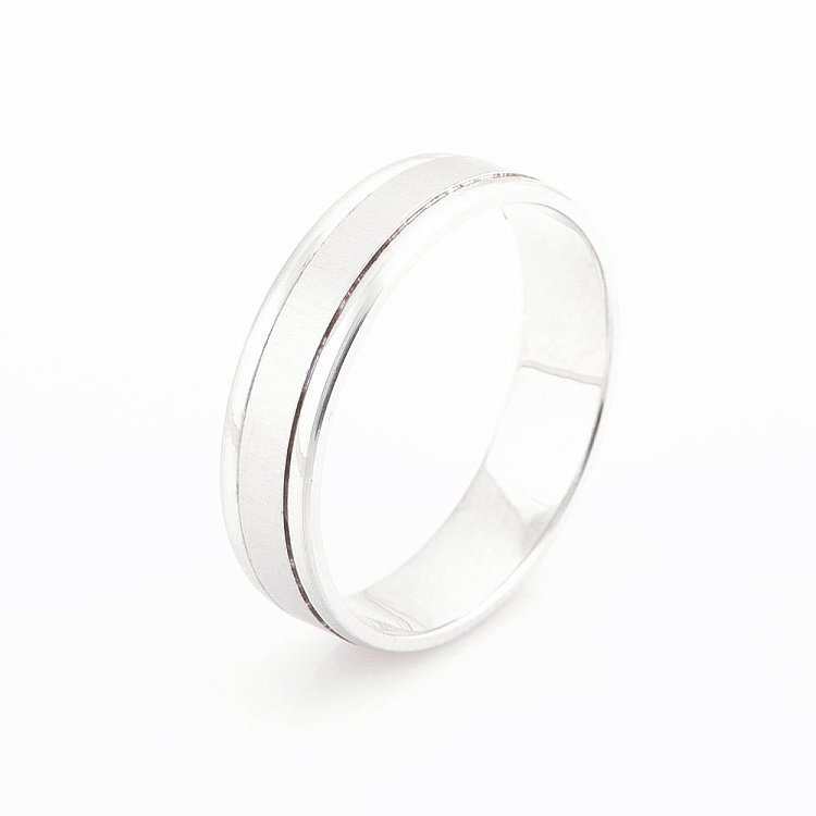 Золотое обручальное кольцо - лаконичное обр00109 от ювелирного магазина Оникс