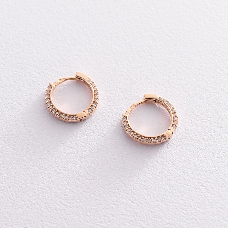 Золотые серьги-кольца с фианитами с06101 от ювелирного магазина Оникс