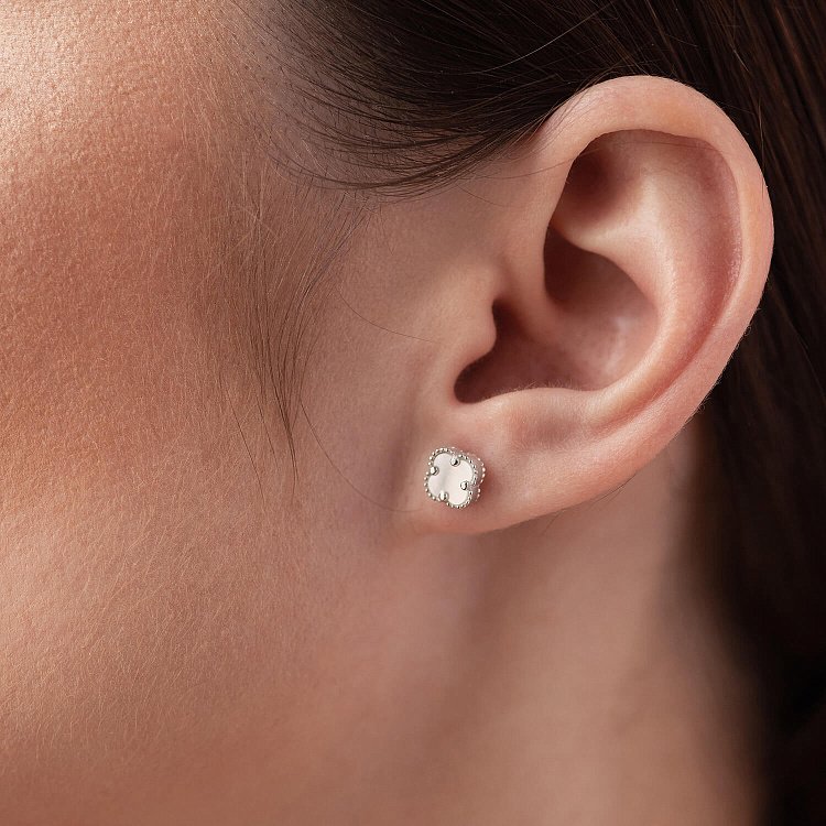 Cерьги - пусеты "Клевер" с перламутром mini (белое золото) с08413 от ювелирного магазина Оникс - 3