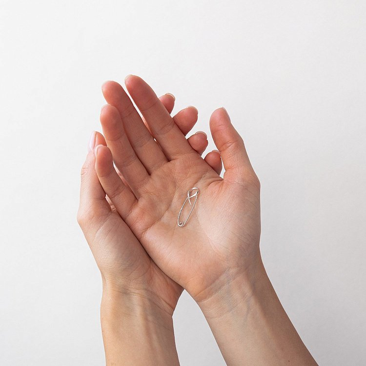 Серебряная булавка 21003 от ювелирного магазина Оникс - 1