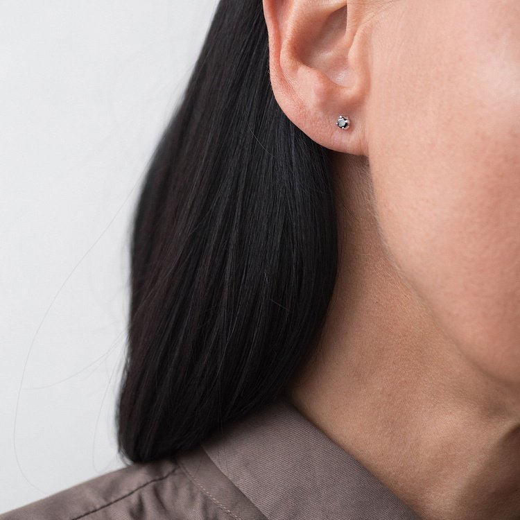 Золоті сережки-пусети з чорними фіанітами с02891ч від ювелірного магазину Онікс - 1