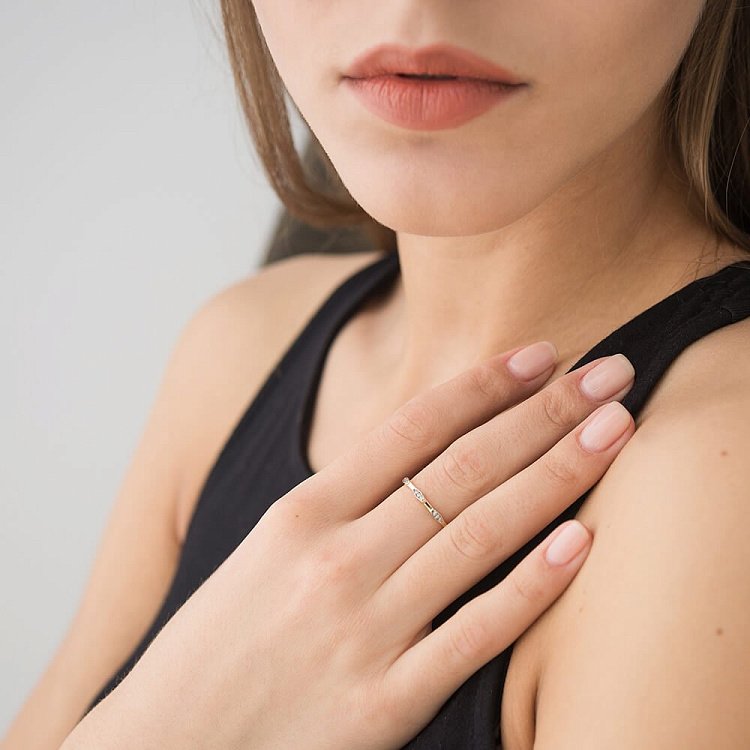 Золотое кольцо с фианитами к04259 от ювелирного магазина Оникс