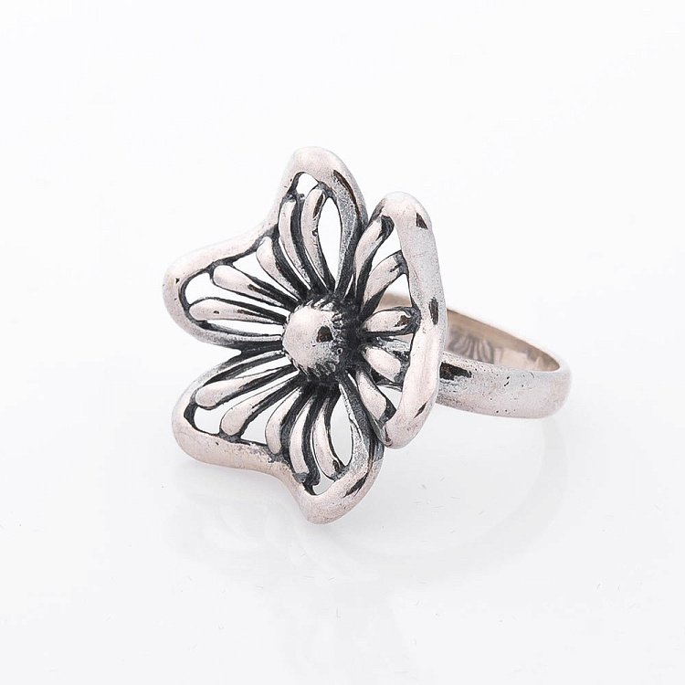 Серебряное кольцо "Цветок" 11389 Серебряное кольцо "Цветок" 11389 от ювелирного магазина Оникс