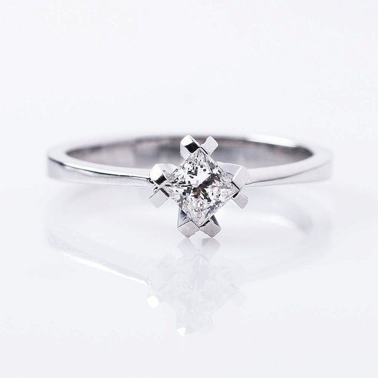 Золота заручальна каблучка з діамантом р0382б від ювелірного магазину Онікс