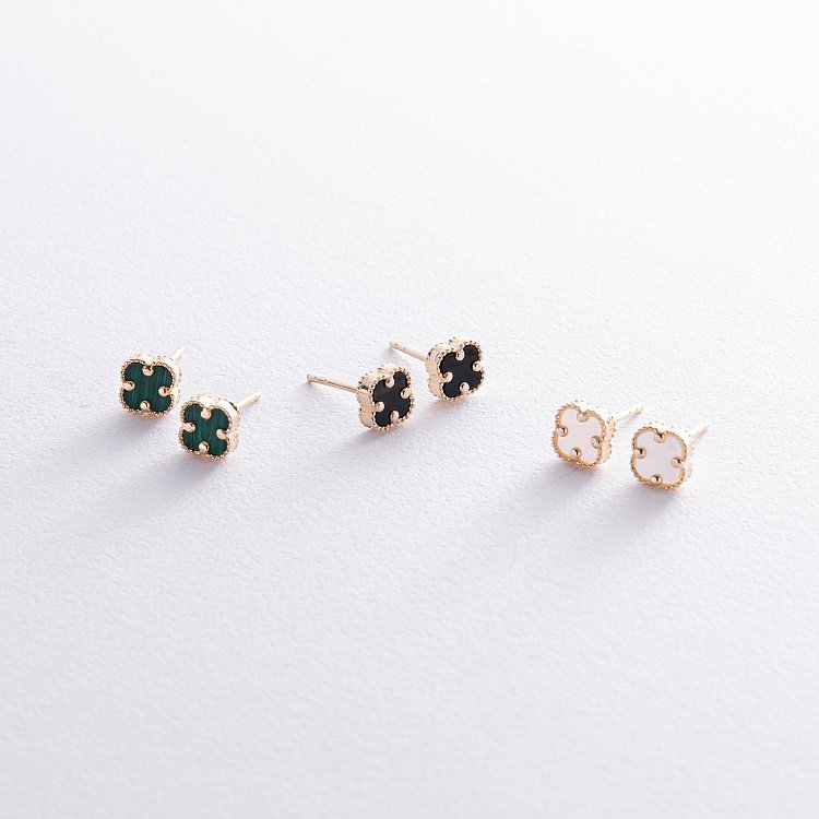 Сережки - пусети "Конюшина" з оніксом mini (жовте золото) с08405 від ювелірного магазину Онікс - 2