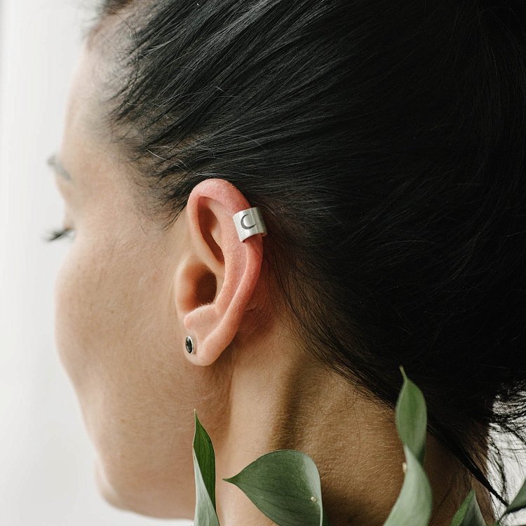 Серебряная серьга-каффа "Луна" (матовая) 122703l от ювелирного магазина Оникс - 7