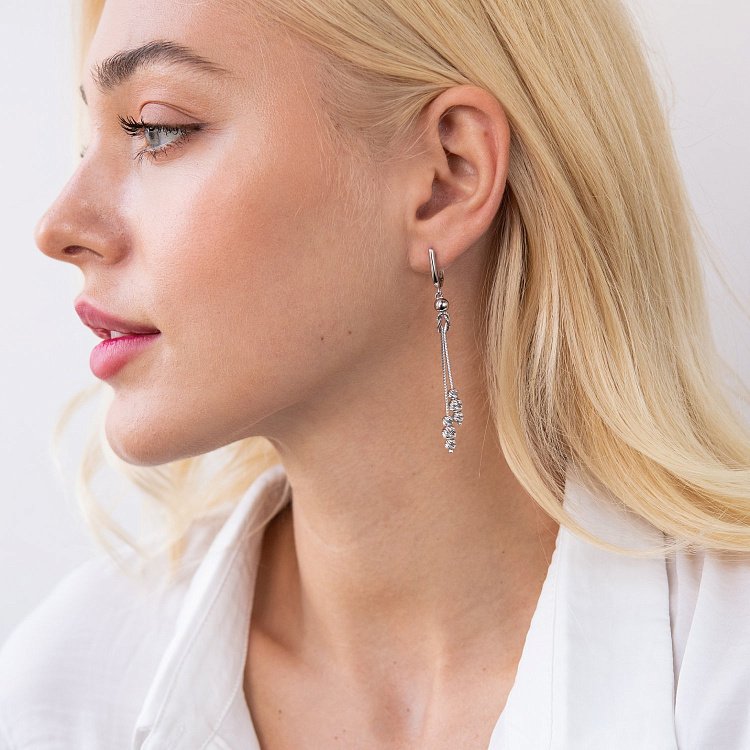 Серебряные серьги "Шарики" на цепочке 123151 от ювелирного магазина Оникс - 1