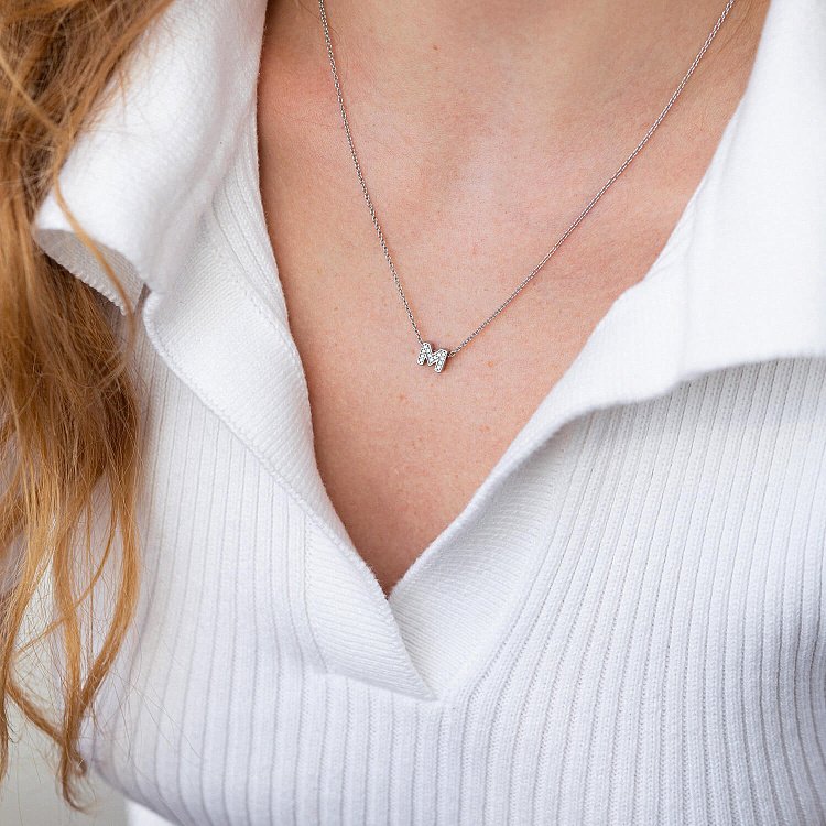 Серебряное колье с буквой "М" с фианитами 1103 М от ювелирного магазина Оникс - 1