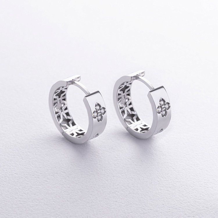 Сережки - кільця "Конюшина" в білому золоті (фіаніти) с08889 від ювелірного магазину Онікс