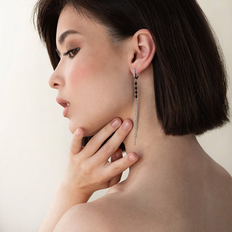 Серебряные висячие серьги с черными камнями 123080 от ювелирного магазина Оникс - 1