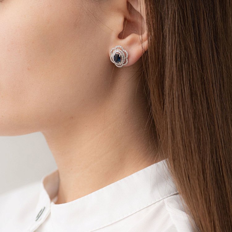 Золотые серьги-гвоздики с синими сапфирами и бриллиантами с470 от ювелирного магазина Оникс - 3