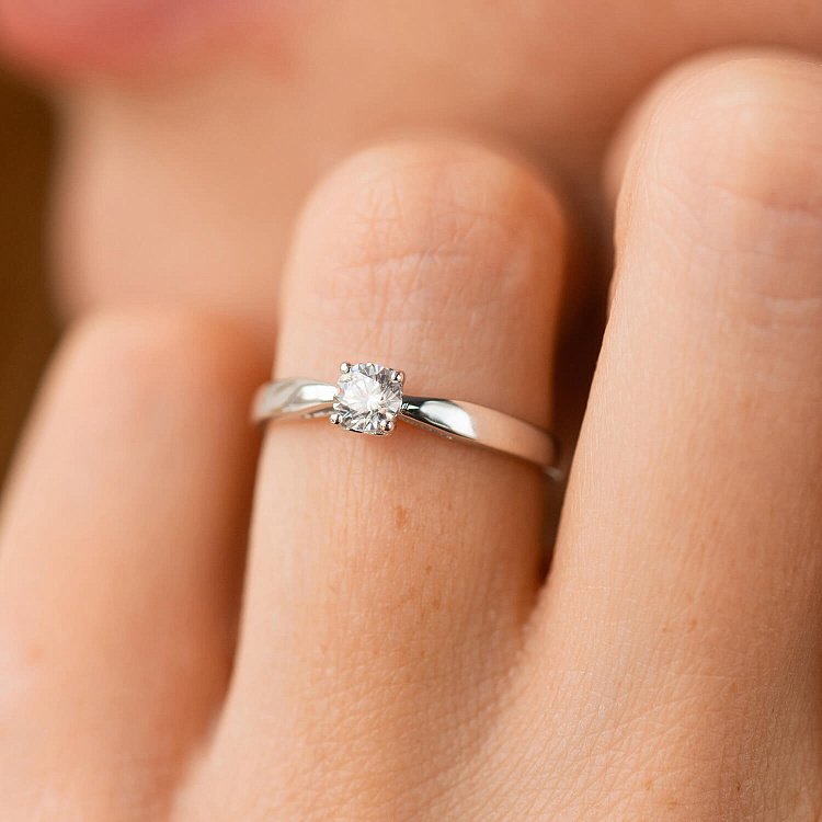 Помолвочное золотое кольцо "Сердце" (фианит) к08154 от ювелирного магазина Оникс - 1