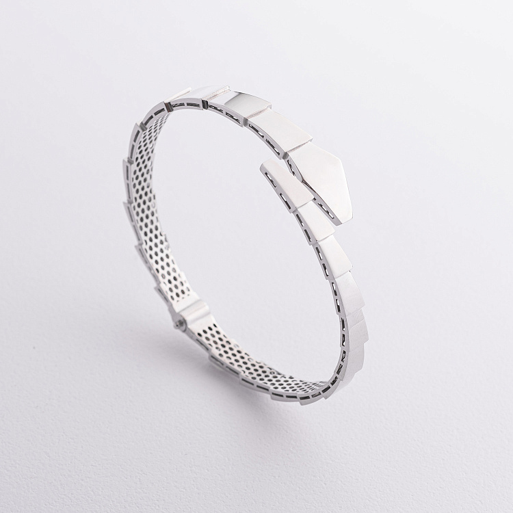 Жесткий браслет "Змея" в белом золоте б05408 от ювелирного магазина Оникс