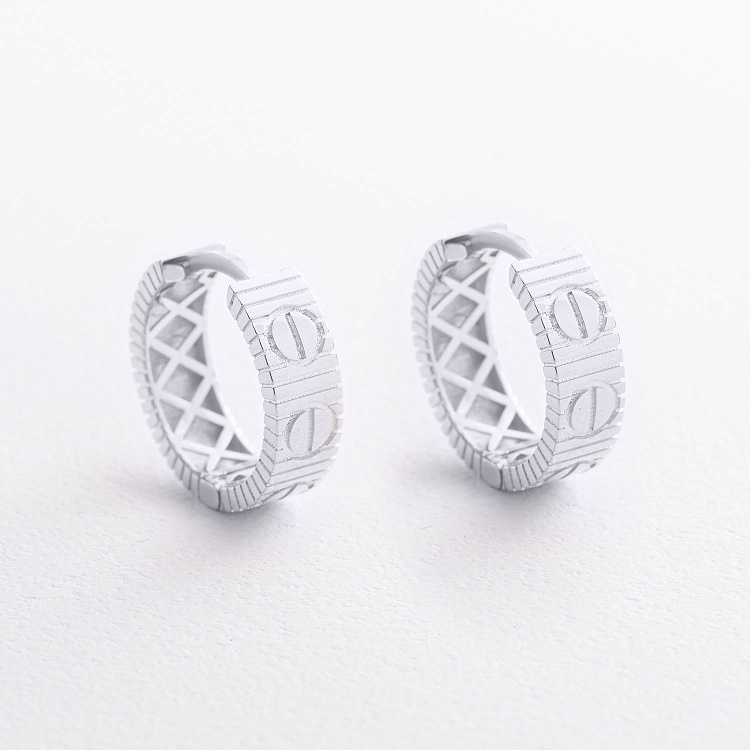 Серьги - кольца "Love" в белом золоте с09702 от ювелирного магазина Оникс