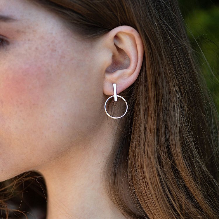 Срібні сережки - пусети  "Впевненість" 122583 від ювелірного магазину Онікс