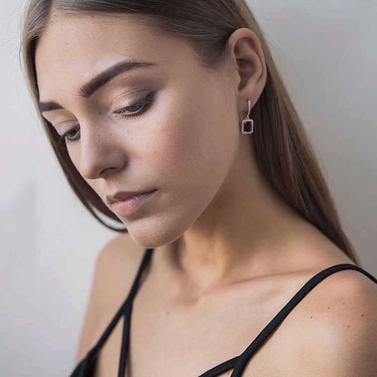 Золотые серьги с пиропом (гранатом) и фианитами с04178 от ювелирного магазина Оникс - 3