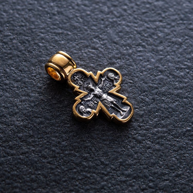 Серебряный детский крестик с позолотой 131797 от ювелирного магазина Оникс