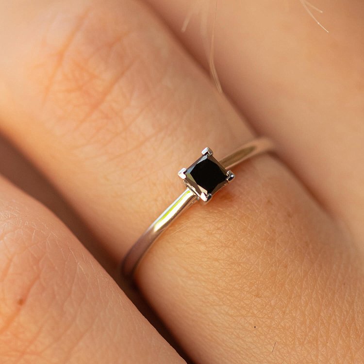 Помолвочное кольцо с черным бриллиантом (белое золото) 236401122 от ювелирного магазина Оникс - 1