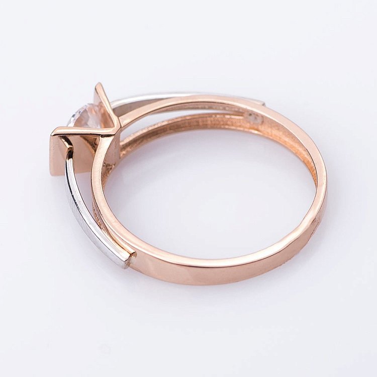 Золотое кольцо с одним фианитом к04962 - 1 Золотое кольцо с одним фианитом к04962 от ювелирного магазина Оникс - 1