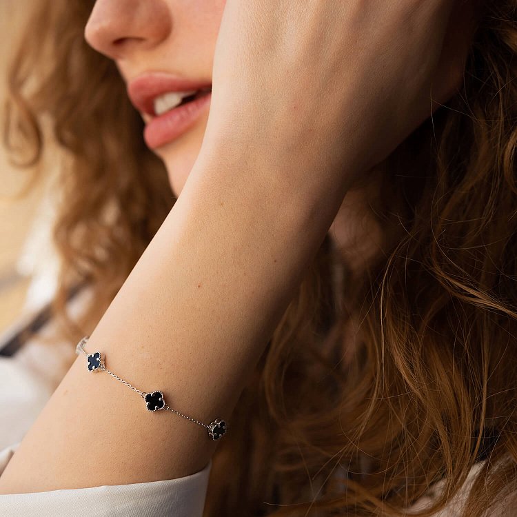 Браслет "Клевер" с ониксом mini (белое золото) б05249 от ювелирного магазина Оникс - 1