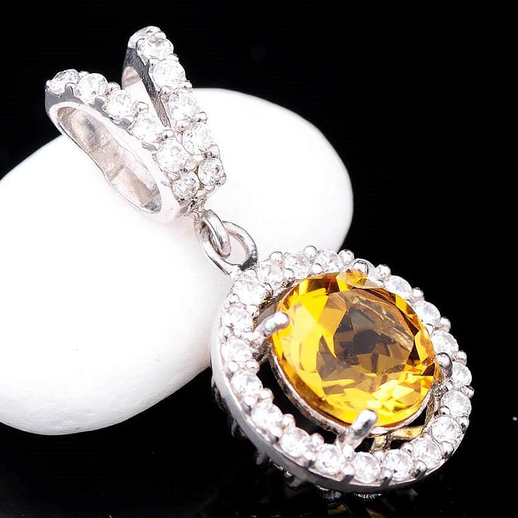 Срібна підвіска (фіаніти) 131498 від ювелірного магазину Онікс