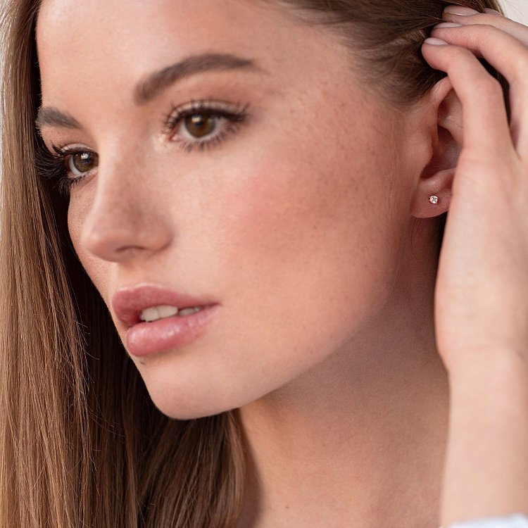 Золоті сережки-пусети з фіанітами 520279 від ювелірного магазину Онікс - 1