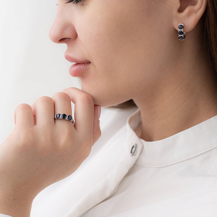 Золотое кольцо с синими сапфирами и бриллиантами R4493S от ювелирного магазина Оникс - 1