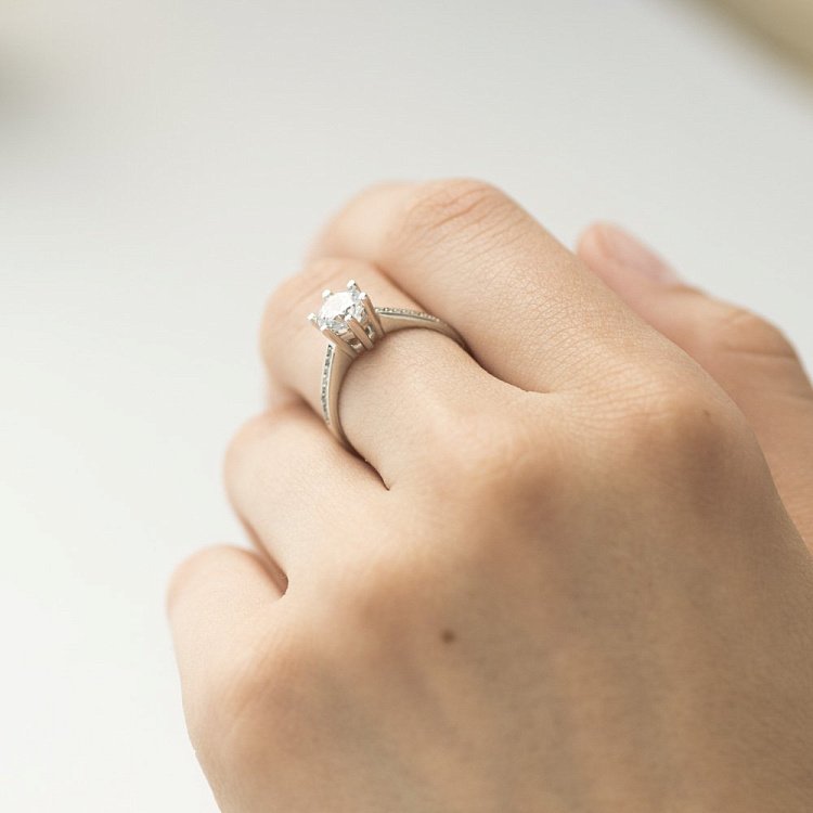 Золотое помолвочное кольцо с фианитами к04734 от ювелирного магазина Оникс - 7