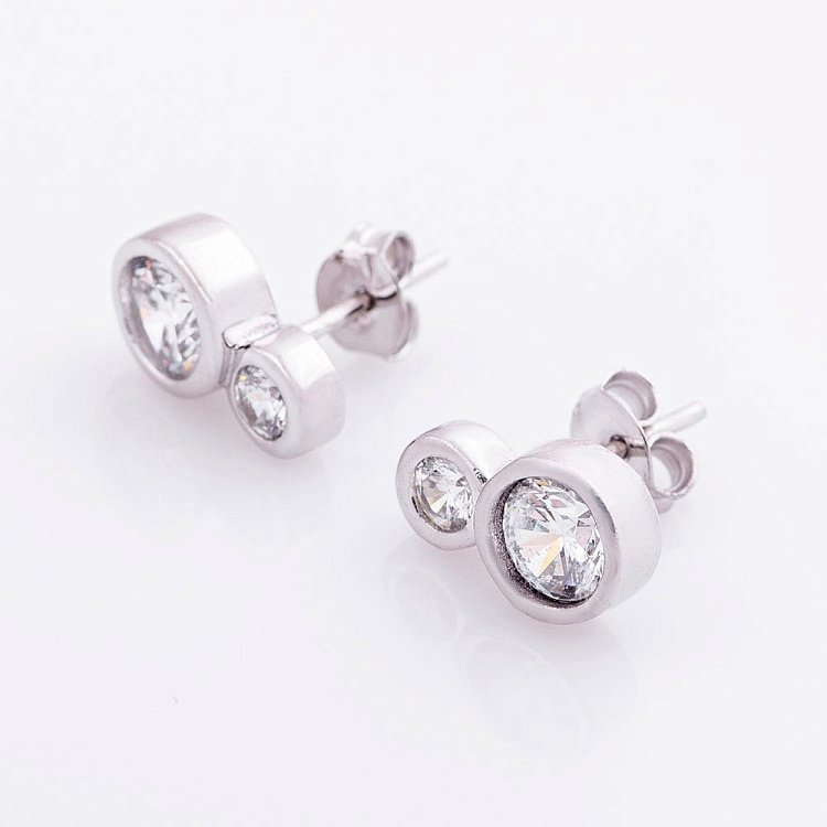 Срібні сережки-пусети з фіанітами 121936 від ювелірного магазину Онікс