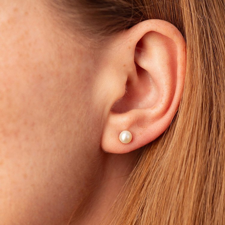 Серьги - пусеты с жемчугом (желтое золото) с08913 от ювелирного магазина Оникс - 1