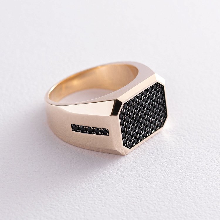 Мужская печатка в желтом золоте (фианиты) к06187 от ювелирного магазина Оникс