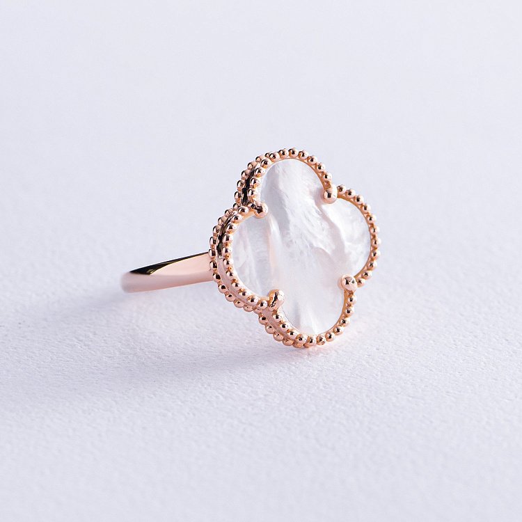 Каблучка "Конюшина" в червоному золоті (перламутр) к07035 від ювелірного магазину Онікс - 1