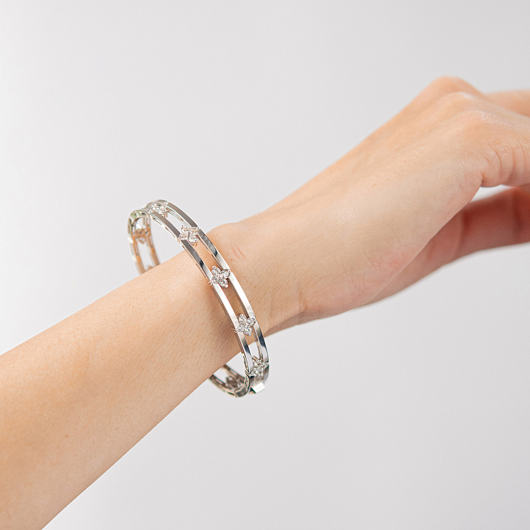 Жорсткий браслет "Конюшина" в білому золоті (фіаніти) б05746 від ювелірного магазину Онікс - 3