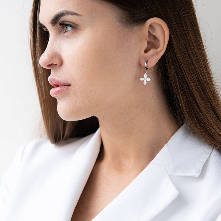 Серьги "Клевер" в белом золоте с07069 от ювелирного магазина Оникс - 4