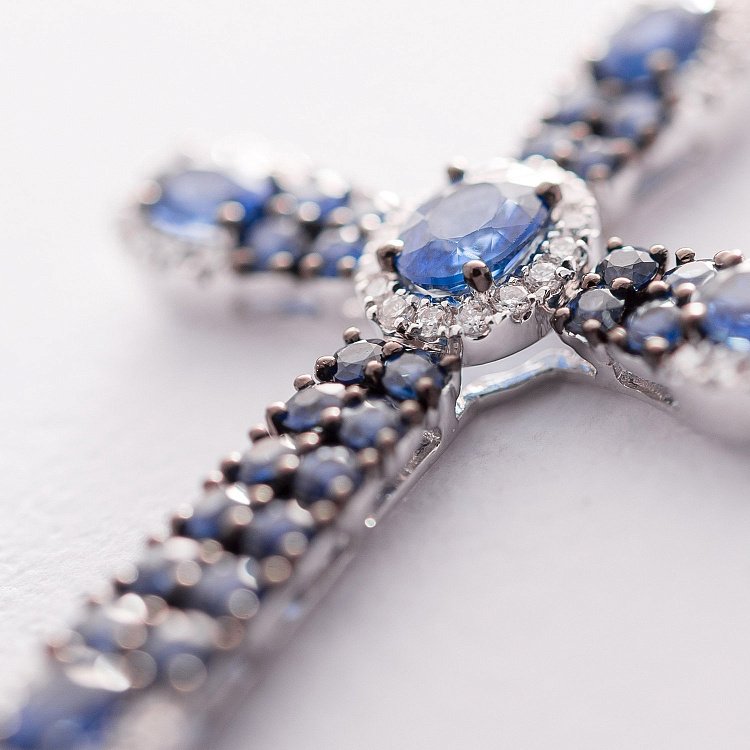 Золотой крестик с сапфирами и бриллиантами пб0059gm от ювелирного магазина Оникс - 2