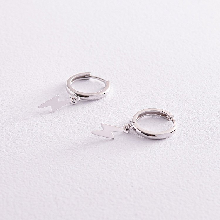 Серьги - кольца "Молнии" в белом золоте с08048 от ювелирного магазина Оникс - 1