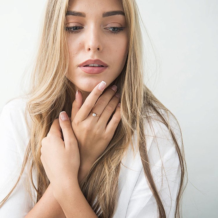 Золота каблучка з блакитним топазом к02656 від ювелірного магазину Онікс - 5