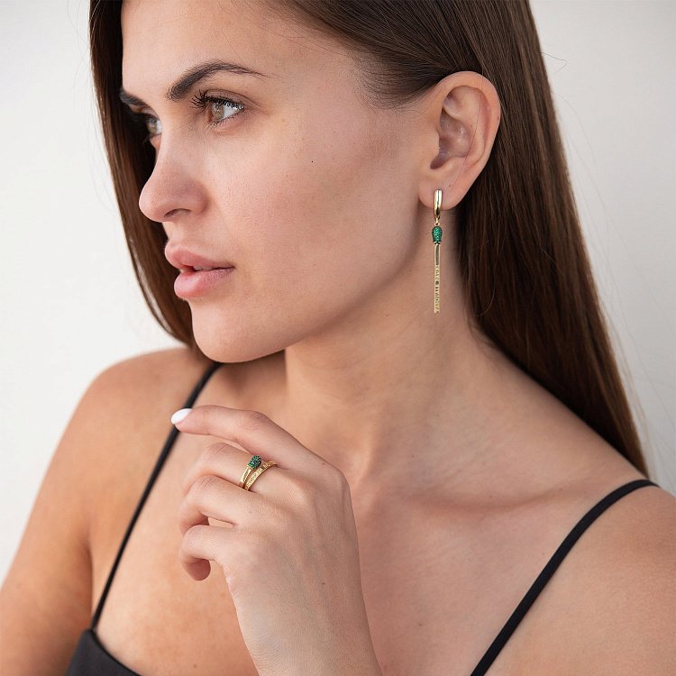 Золота каблучка "Сірник" (зелені фіаніти) к06906 - 2 Золота каблучка "Сірник" (зелені фіаніти) к06906 від ювелірного магазину Онікс - 2