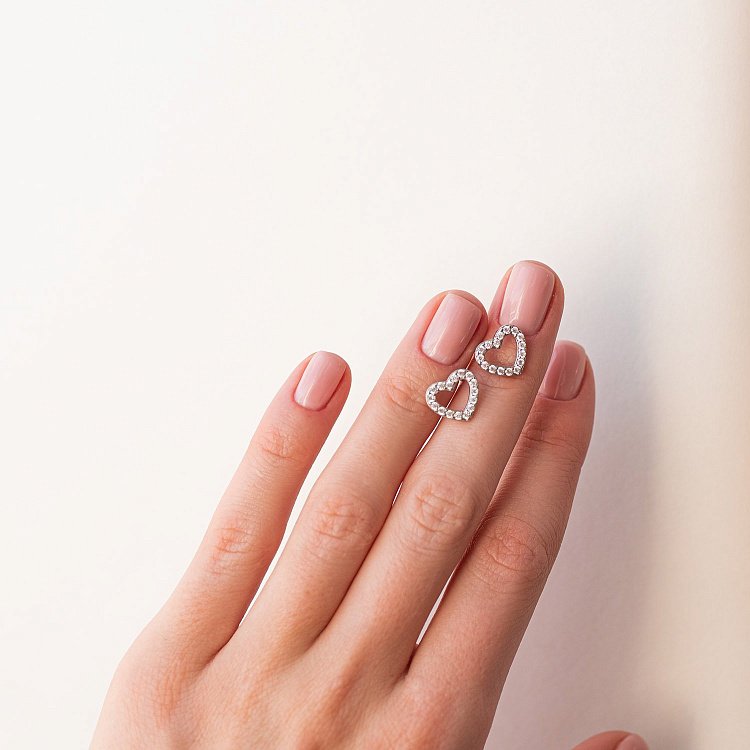 Серебряные серьги - пусеты "Сердечки" с фианитами 123030 от ювелирного магазина Оникс