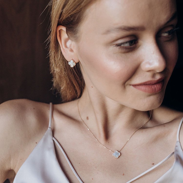 Сережки з жовтого золота "Клевер" з перламутром с05061 від ювелірного магазину Онікс - 4