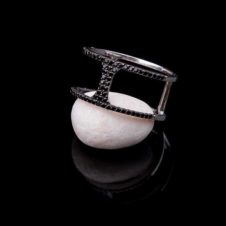 Золотое кольцо с черными фианитами к04576 от ювелирного магазина Оникс - 1