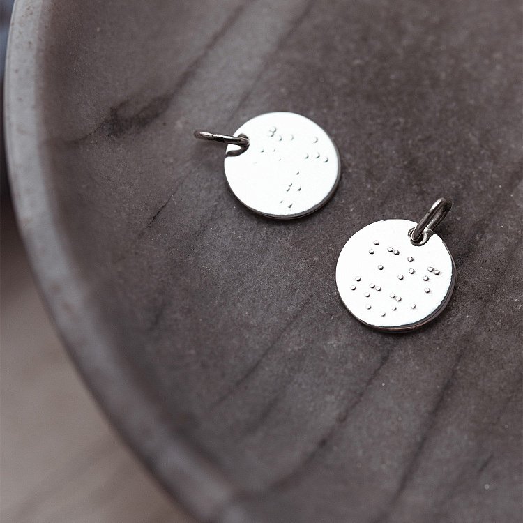 Срібний кулон з індивідуальним гравіюванням шрифтом Брайля (17 мм) 132722br від ювелірного магазину Онікс - 1