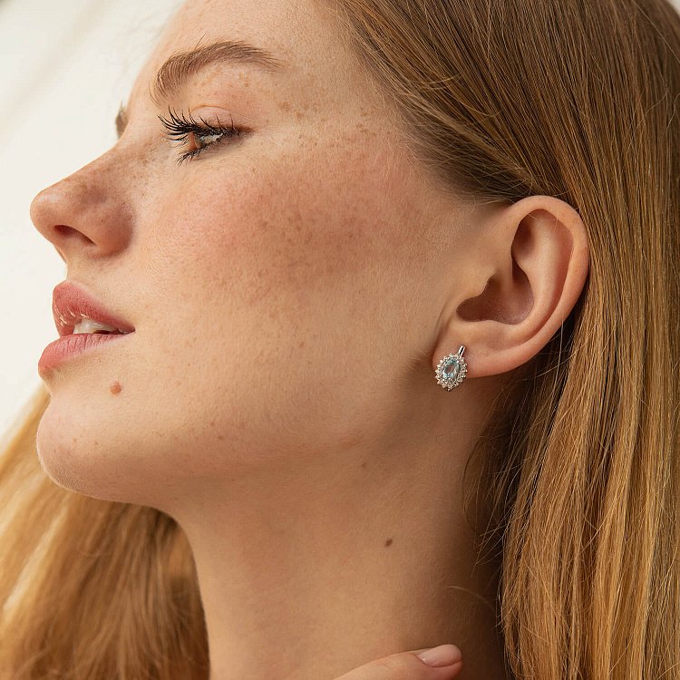 Серебряные серьги с голубыми топазами и фианитами GS-02-134-3910 от ювелирного магазина Оникс - 1