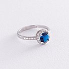 Серебряное кольцо с белыми и синими фианитами 112582 от ювелирного магазина Оникс