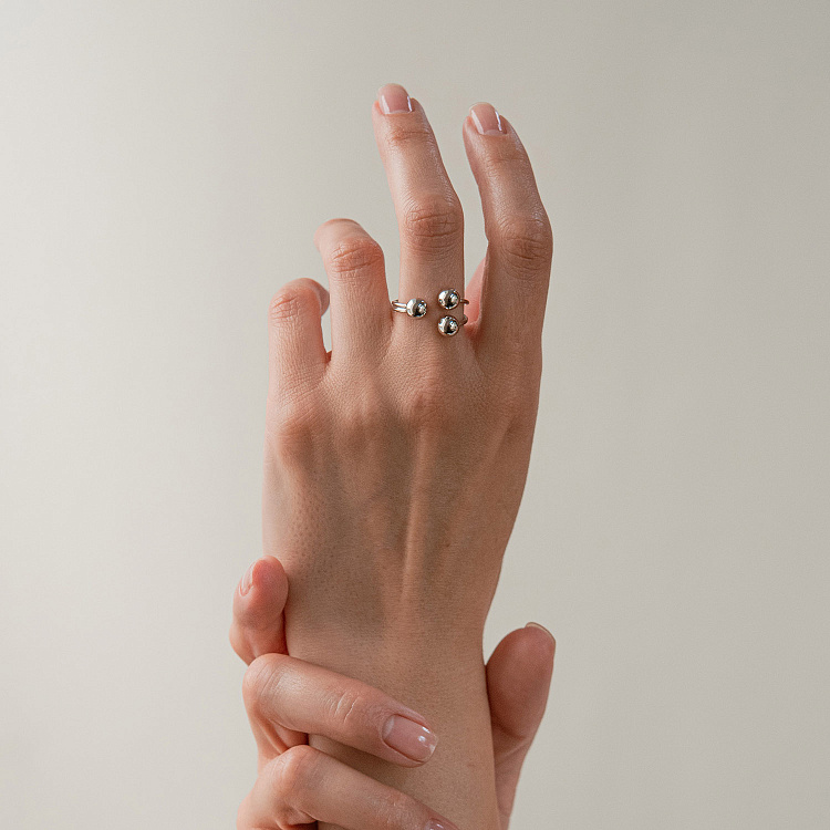 Каблучка "Кульки" в білому золоті к08283 від ювелірного магазину Онікс - 1