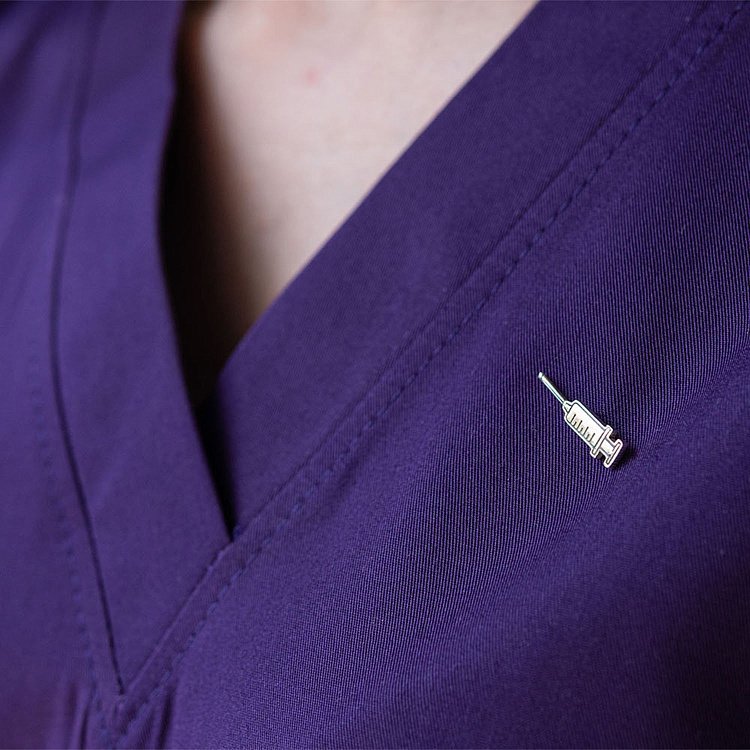 Медичний значок "Шприц" в сріблі 20047 від ювелірного магазину Онікс - 3